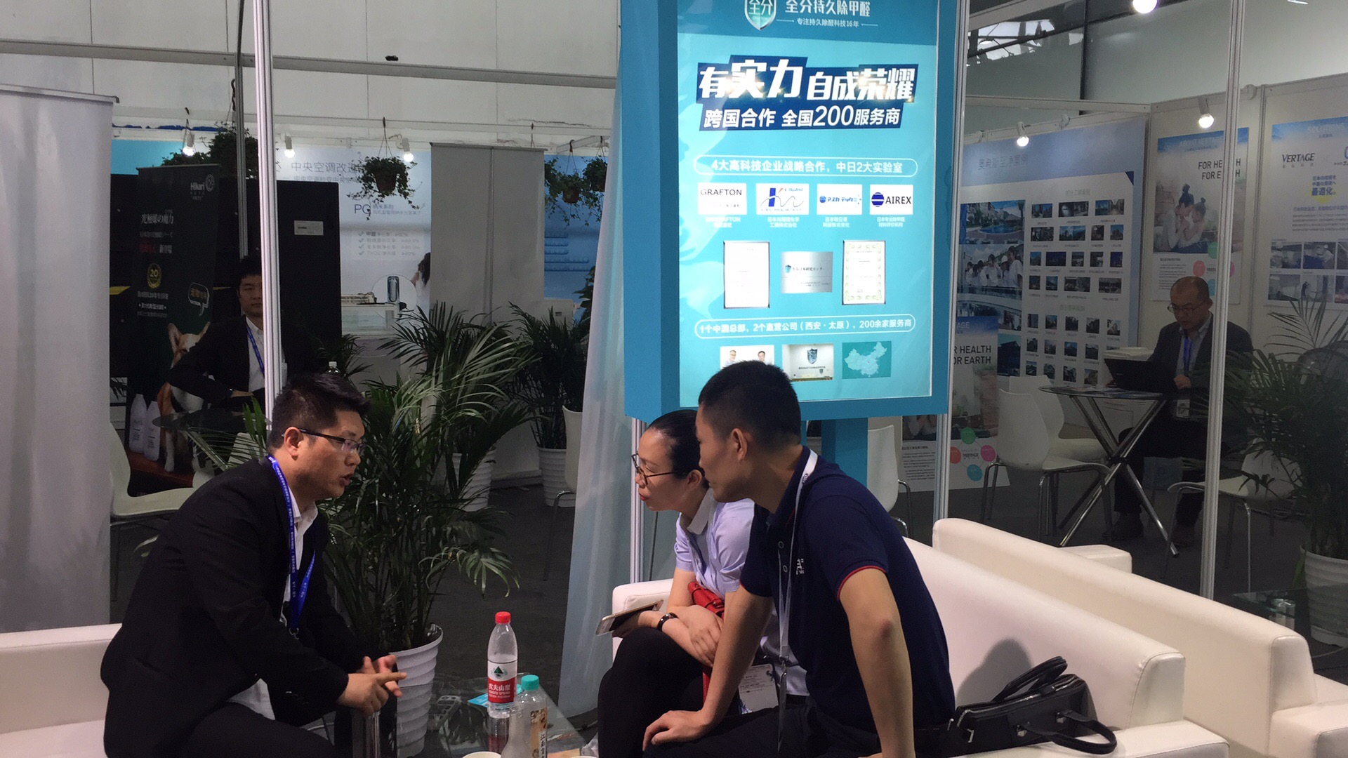 招商經(jīng)理為觀(guān)展客戶(hù)講解