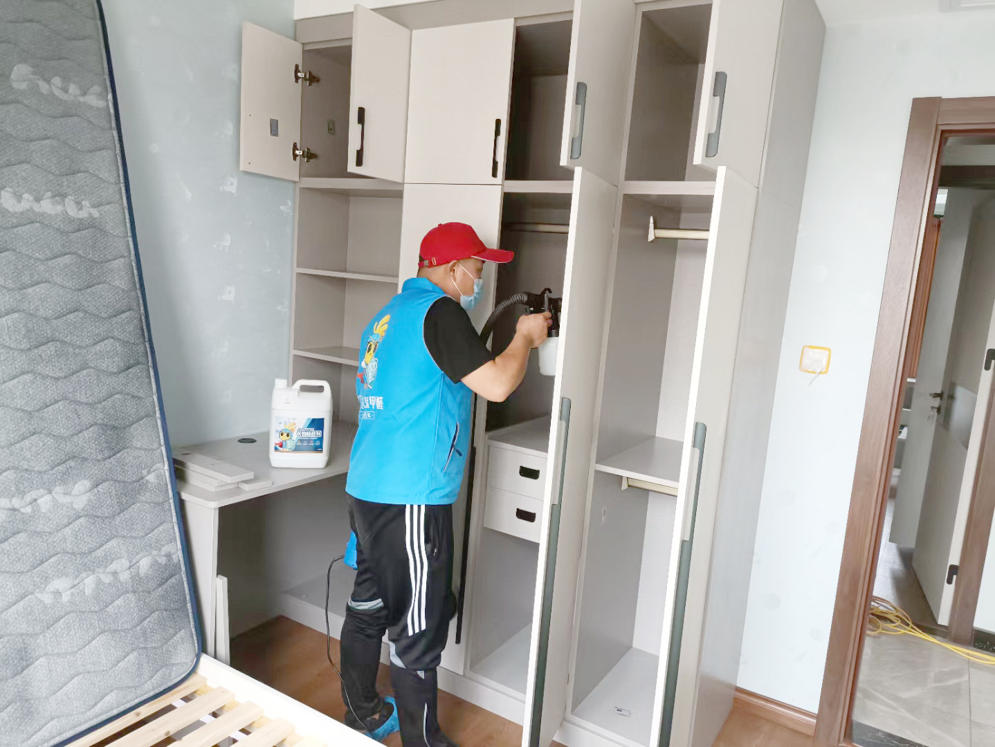 臥室衣柜全方位噴涂治理